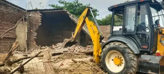 Bulldozer: महाराजगंज में तहसील प्रशासन ने अवैध कब्जे को हटाया